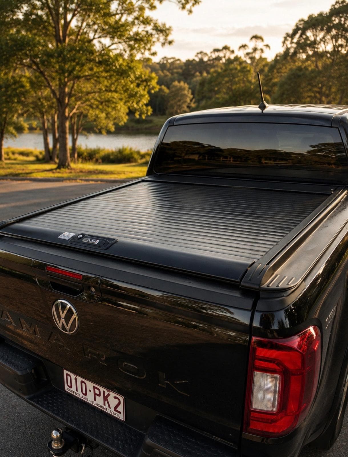 Amarok roller tonneau cover — secure tray storage